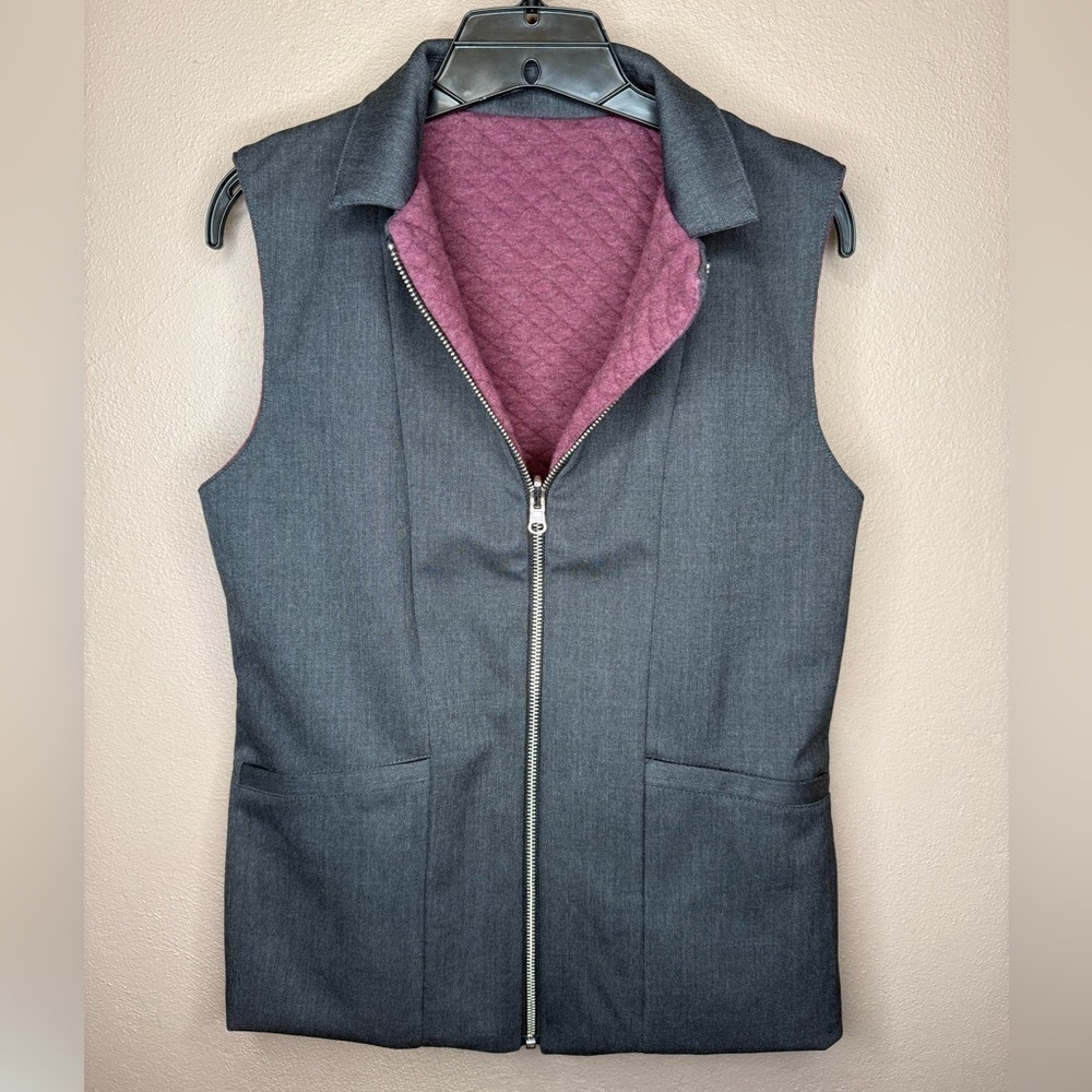 Tilley Wanderer Collection Cranbrook Reversible Vest Small Gray Maroon Quilted